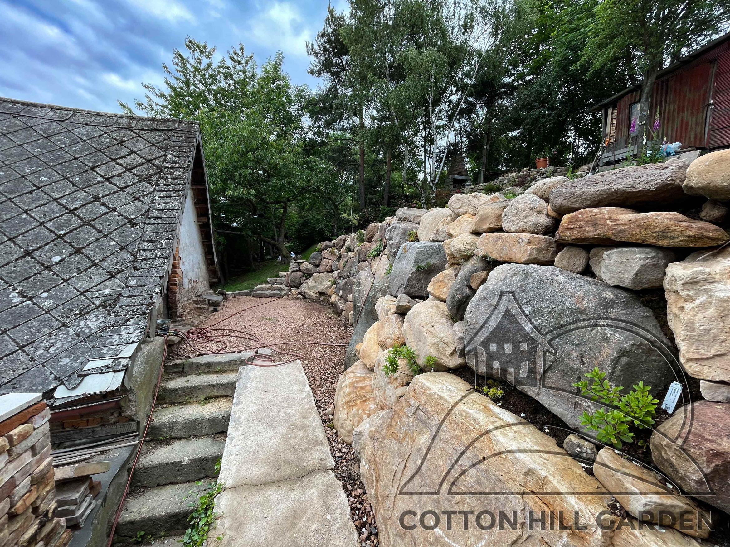 KAMENNÝ VAL U SEVERNÍHO ŠTÍTU DOMU, VČETNĚ VÝSTUPNÍ TERASY.